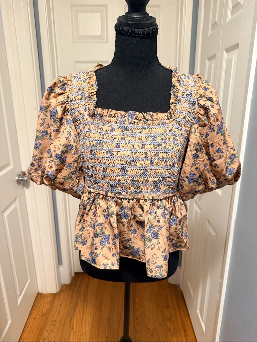 FREE THE ROSES- Peach Floral Smocked Puff Sleeve Peplum Top Medium NWOT
